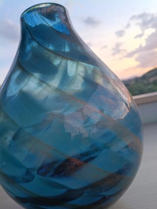 Vaso decorativo blu e oro in vetro