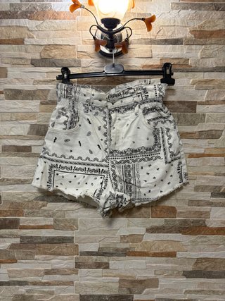 Shorts vaqueros con estampado bandana