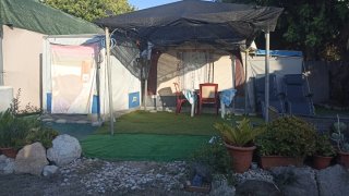 Caravana instalada en camping.