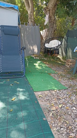 Caravana instalada en camping.