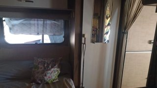 Caravana instalada en camping.