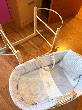 Moisés de mimbre con soporte de madera