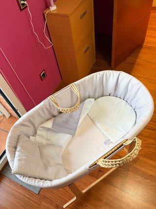 Moisés de mimbre con soporte de madera