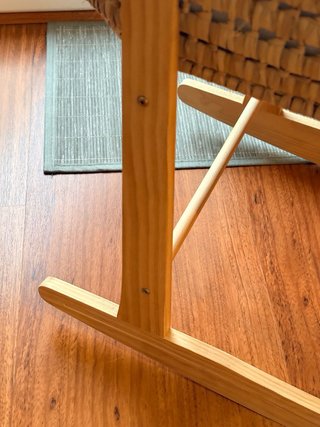 Moisés de mimbre con soporte de madera
