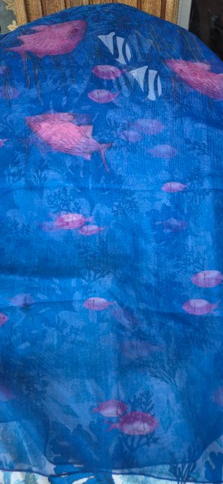 Pareo azul con peces y motivos marinos