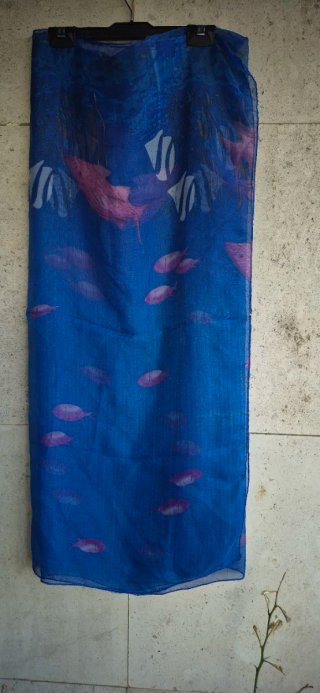 Pareo azul con peces y motivos marinos