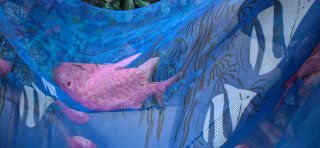Pareo azul con peces y motivos marinos