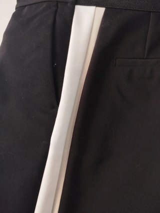 Pantalón negro con raya lateral blanca