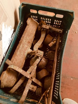 Balanza antigua con pesos y romana