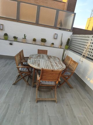 Mesa y sillas de exterior de madera