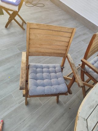 Mesa y sillas de exterior de madera