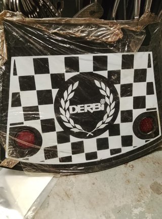 Faldilla guardabarros moto Derbi