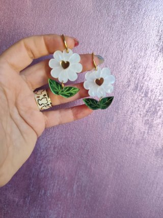 Pendientes flor metacrilato blanco y plata