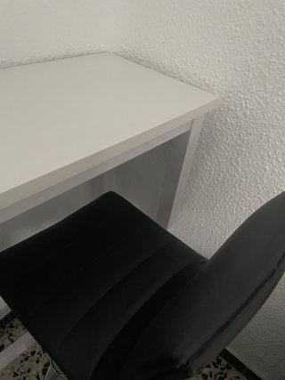 URGE! Mesa alta blanca con 2 taburetes negros