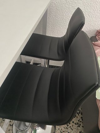 URGE! Mesa alta blanca con 2 taburetes negros