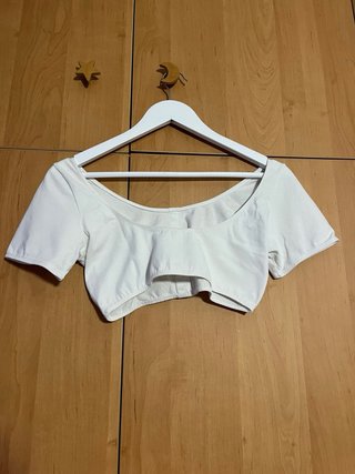 Top corto blanco con botones