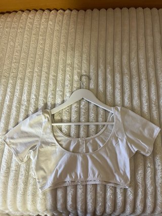 Top corto blanco con botones