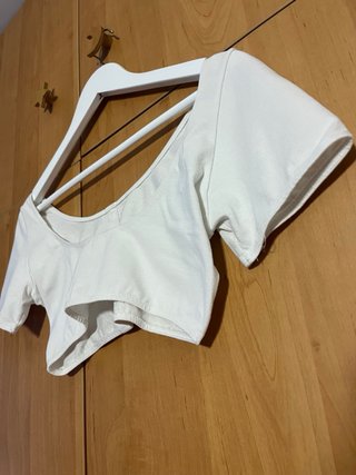 Top corto blanco con botones