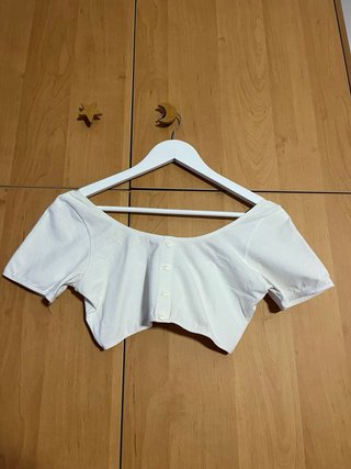 Top corto blanco con botones