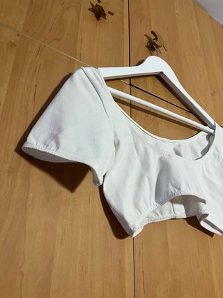 Top corto blanco con botones