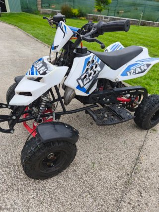Quad infantil azul y blanco