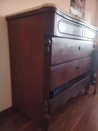 Cómoda antigua de madera para restaurar