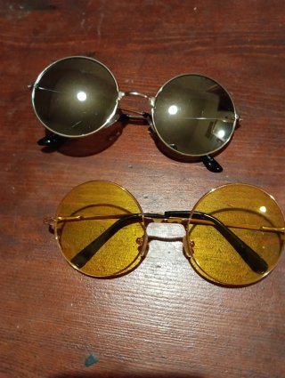 Gafas redondas doradas y amarillas