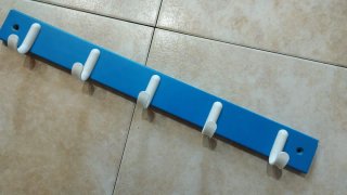 Appendiabiti blu con 5 ganci