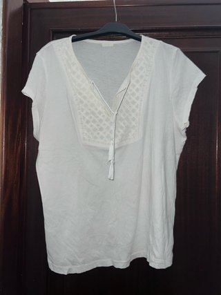 Blusa blanca con cordón y bordado