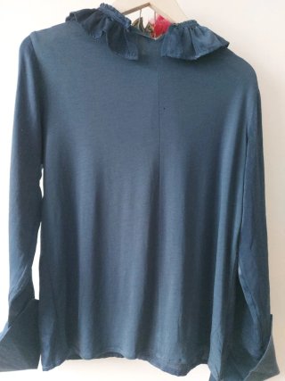 Blusa Zara azul satinada con volantes