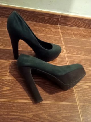 Zapatos de tacón verdes y marrones