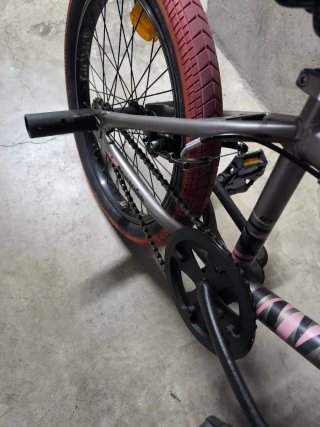 Bici BMX Gris Ruedas Rojas