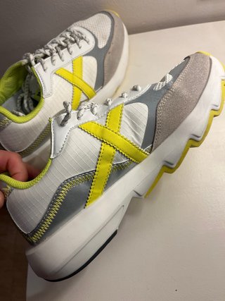 Zapatillas Munich Blancas y Amarillas