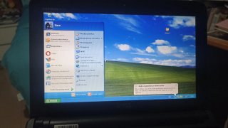Mini portátil Dell Inspiron rosa con pegatinas