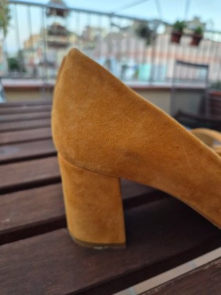 Zapatos de tacón Zara mostaza