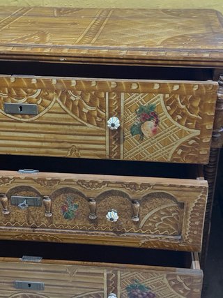Cómoda de madera tallada con detalles