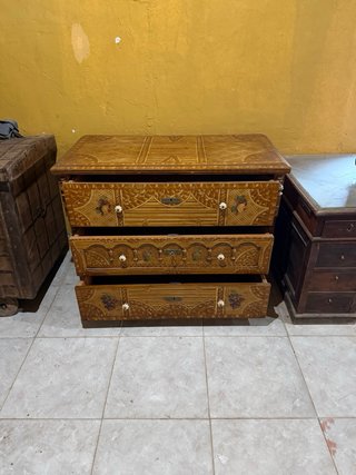 Cómoda de madera tallada con detalles