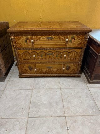 Cómoda de madera tallada con detalles