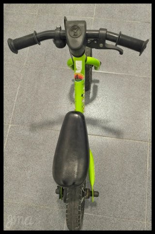 Bicicleta de equilibrio verde