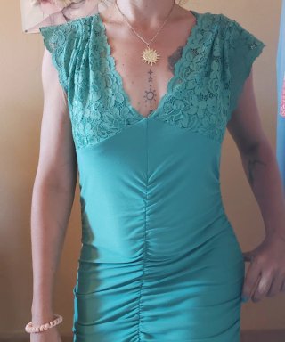Vestido verde azulado con encaje