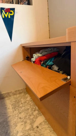 Escritorio madera con cajonera y estantería
