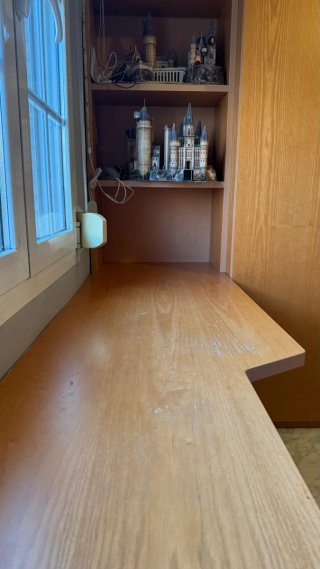 Escritorio madera con cajonera y estantería