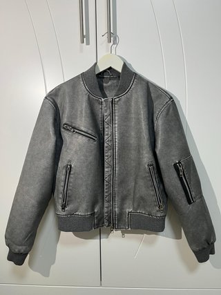 Chaqueta bomber gris.