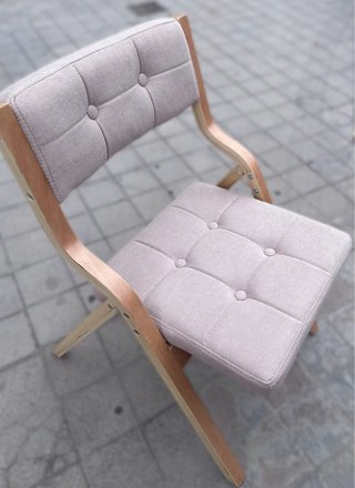 Sillas plegables beige con asiento acolchado