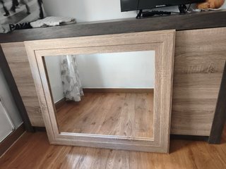 Mueble de madera con detalles de cristal