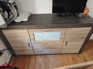 Mueble de madera con detalles de cristal