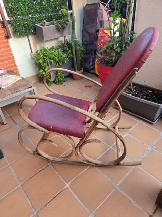 Mecedora muy antigua de madera. Para Restaurar.