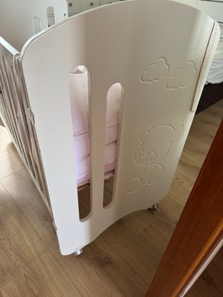 Cuna de bebé blanca con ruedas