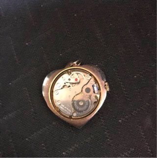 Reloj de corazón dorado