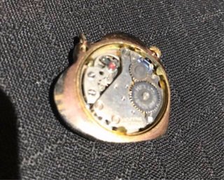 Reloj de corazón dorado